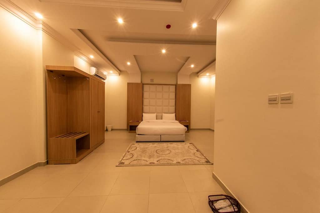 شكل احدى غرف النوم في فندق الفرحان بندة في الرياض
