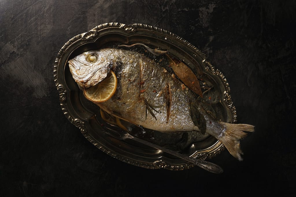 سمكة على طبق